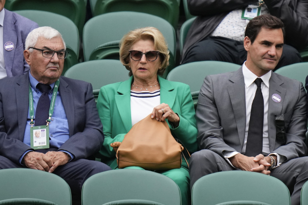 Roger Federer, acompañado de sus papás, en Wimbledon 2024.