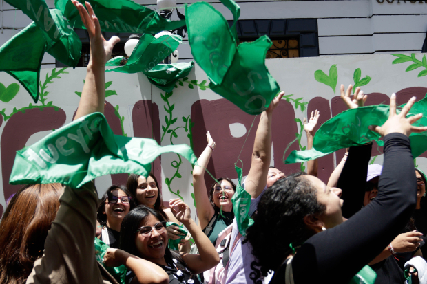 Feministas celebran frente al Congreso de Puebla la despenalización del aborto en la entidad.