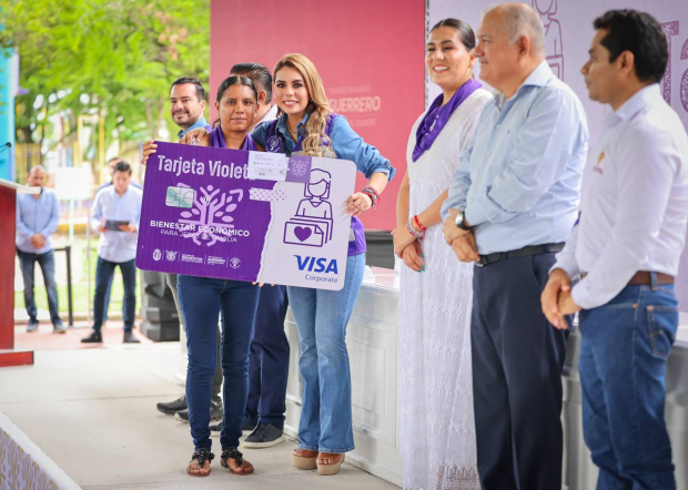La gobernadora de Guerrero durante la entrega de la tarjeta violeta, el 10 de julio.