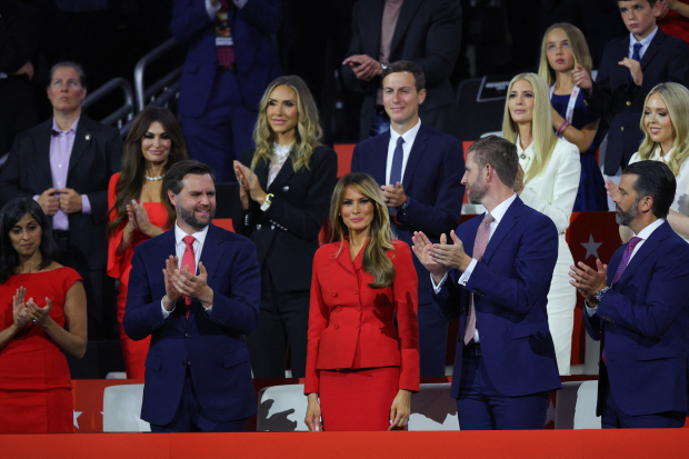 Concluye encuentro partidista con su familia completa en el palco, pues reaparecieron su esposa, Melania (de rojo), y su hija, Ivanka (vestida de blanco).