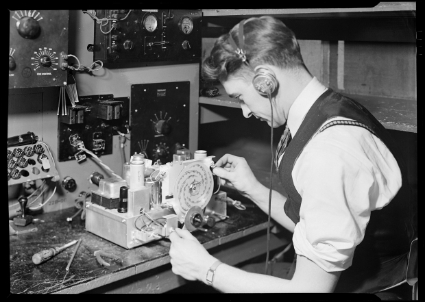 Inspector de radio comprobando la calidad de la radiofrecuencia, 1936.