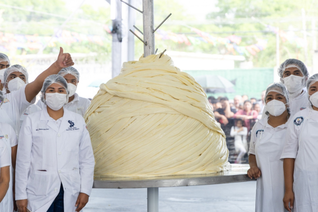 La preparación del quesillo más grande del mundo duró 12 horas.