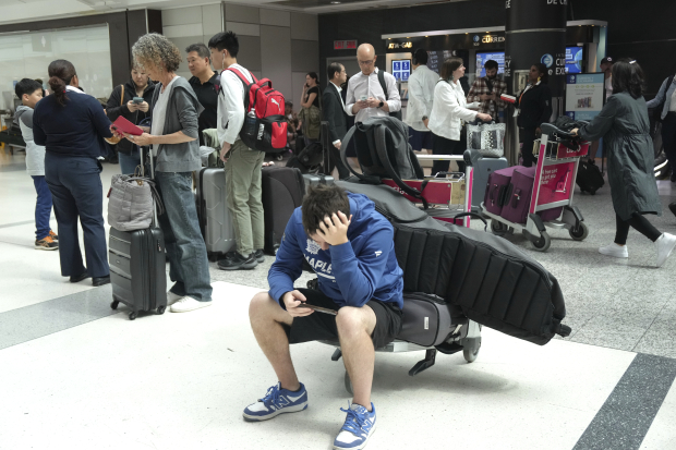 Gente esperando en el Aeropuerto de Toronto