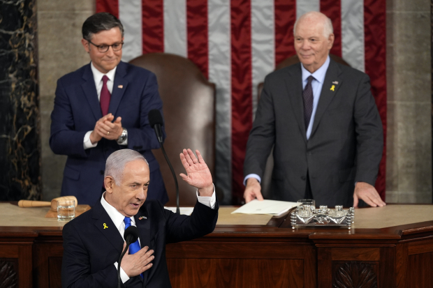 Benjamin Netanyahu hace un gesto de agradecimiento a legisladores al hablar ante 
el Congreso estadounidense, ayer.