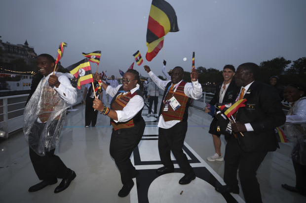 Atletas de Uganda en su embarcación en la ceremonia de inauguración de París 2024.