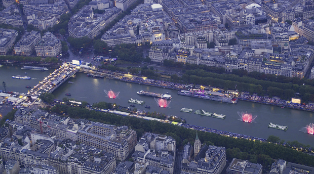 Vista aérea de algunas delegaciones en el río Sena en la ceremonia inaugural de París 2024.
