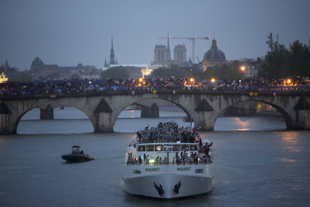 La delegación de Francia cruza el río Sena en la ceremonia de apertura de París 2024.