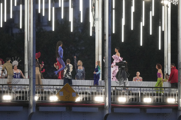 Modelos realizan un desfile estilo banquete, digno de la Semana de la Moda de París.
