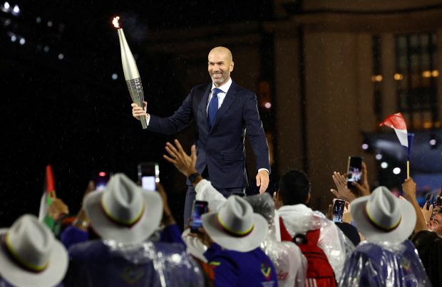 El exfutbolista Zinedine Zidane, campeón mundial en 1998,  fue el encargado de llevar la antorcha olímpica.