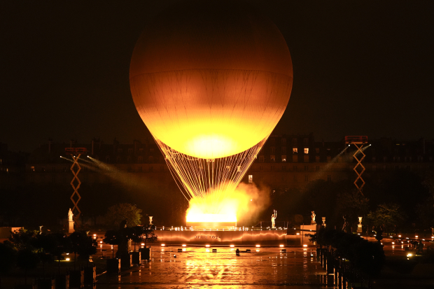 El pebetero se encendió sobre un globo aerostático por Teddy Riner y Marie-José Perec.