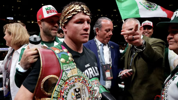 Saúl 'Canelo' Álvarez pierde su título como campeón de los pesos supermedianos de la FIB