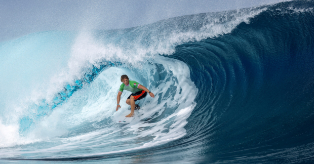 Alan Cleland es el primer mexicano en clasificar  a los octavos de final en surf en los Juegos Olímpicos