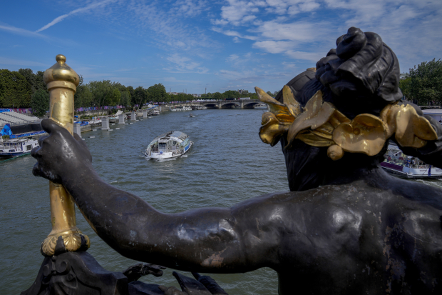 Una barcaza surca por el río Sena frente al puente Alexandre III durante los Juegos Olímpicos de París 2024