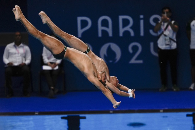 Los mexicanos Kevin Berlín y Randal Willars compiten en la prueba sincronizada de 10 metros en los Juegos Olímpicos de París 2024