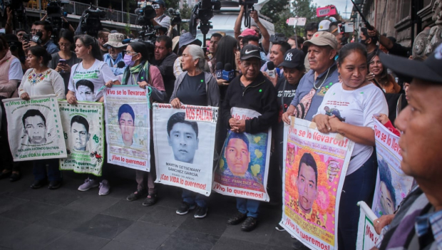 Familiares de normalistas de Ayotzinapa.