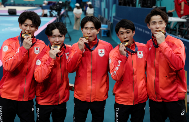 Los japoneses posan con su presea áurea, ayer, en la Bercy Arena.