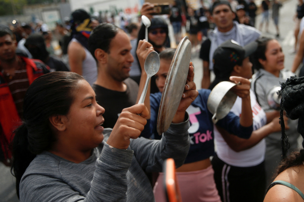 Críticos que desconocen los resultados electorales encabezan un cacerolazo contra el régimen en Venezuela, un día después de la elección.