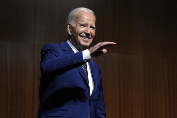 El presidente Joe Biden saluda a colegas y simpatizantes en un evento con motivo del 60 aniversario de los derechos civiles.