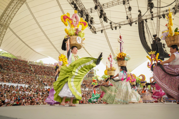 El público admiró las tradicionales danzas oaxaqueñas.
