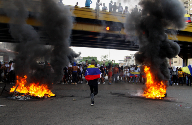 Miles se manifiestan y arman cacerolazos al grito de “¡fraude!” en Venezuela.