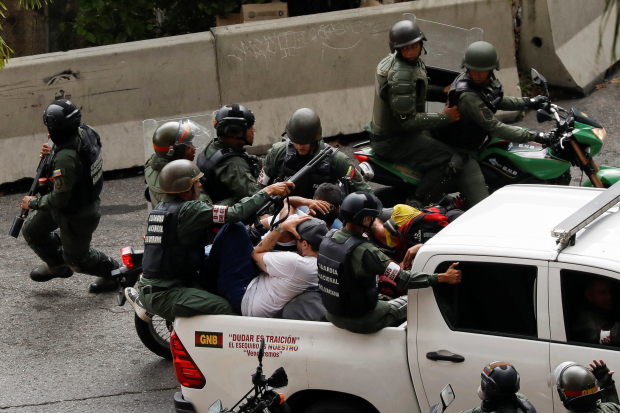 Fuerzas bolivarianas arrestan a acusados de desestabilizar al país.