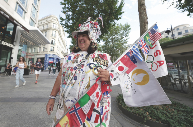 Gasta dineral, pero está feliz en París