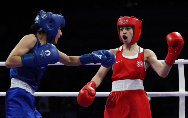 La mexicana Fátima Herrera, azul, en su combate ante la turca Buse Naz Çakıroğlu en los Juegos Olímpicos París 2024