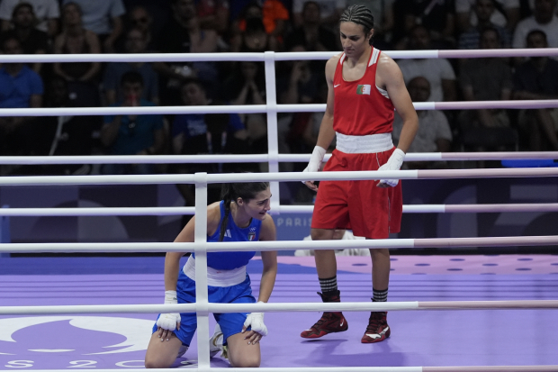 Imane Khelif, rojo, derrota a Angela Carini, azul, en los Juegos Olímpicos París 2024