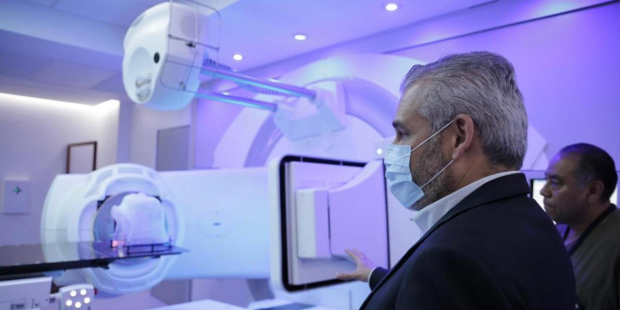 Ramírez Bedolla puntualizó que este apoyo se suma al nuevo acelerador lineal y un pet scan, equipo que permitirá incrementar la capacidad de atención al cáncer en un 150 por ciento.