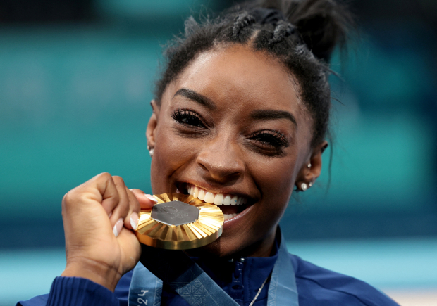 La gimnasta celebra con su medalla de oro conseguida ayer en la Bercy Arena.