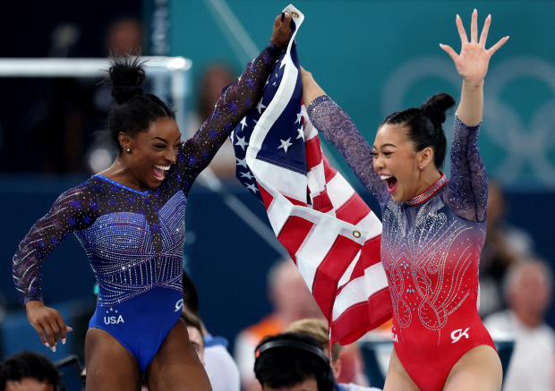 Simone Biles y Sunisa Lee celebran tras lograr el 1-3 para Estados Unidos, ayer.