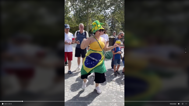 Enseñan samba a la mascota