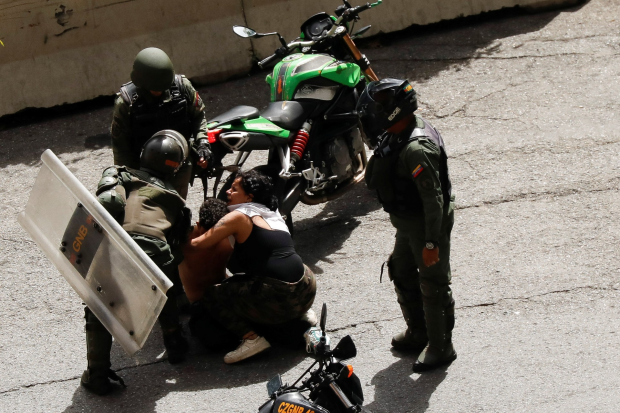 Es doloroso ver esta imagen, atestiguar la injusticia que lleva nombre y apellido y que éste, sea apoyado por presidentes de otros países, como el nuestro.