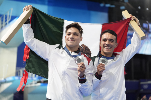 Osmar Olvera y Juan Celaya festejan con la medalla de plata de clavados sincronizados trampolín de 3m que consiguieron en los Juegos Olímpicos París 2024