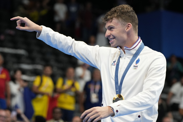 El medallista de oro francés Leon Marchand gesticula tras ganar la final de los 200 metros pecho de la natación de los Juegos Olímpicos de París 2024
