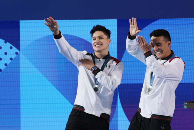 Los clavadistas celebran con sus medallas, ayer, en París.