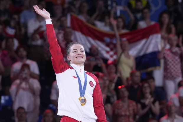 La croata Barbara Matic celebra su oro en judo en París 2024. Su padre besó a una voluntaria de los Juegos Olímpicos sin consentimiento