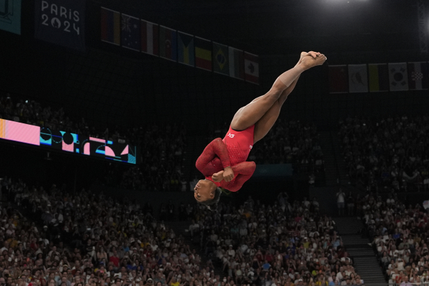 Simone Biles durante la final de salto femenil en potro de París 2024.