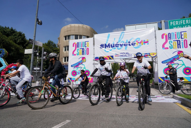 Niñas y niños participan en la competencia Ciclistas del Futuro durante el 2º Aniversario del MuéveteMH.