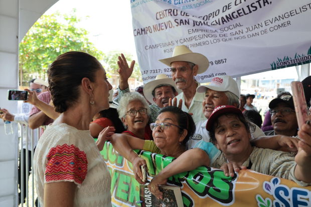 qNuevos programas sociales y becas universales fueron anunciados por Sheinbaum en Veracruz.