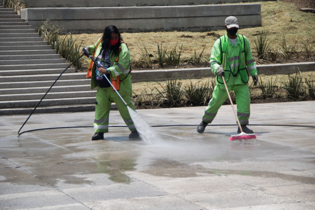 Trabajadores de limpia en la plaza tlaxcoaque. Imagen de archivo.