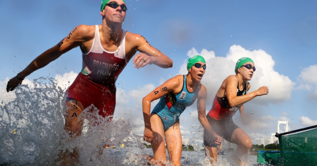 Claire Michel, atleta de Bélgica, en la prueba de triatlón en el Río Sena