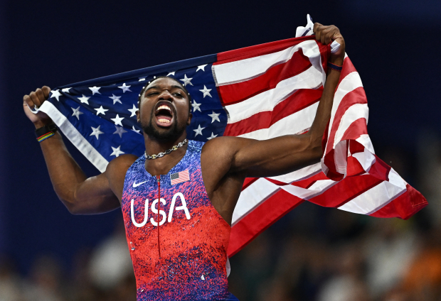 Noah Lyles festeja su oro logrado en los 100 metros planos.