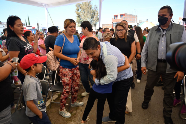 Estudiantes de las cuatro regiones reciben paquetes escolares históricos.