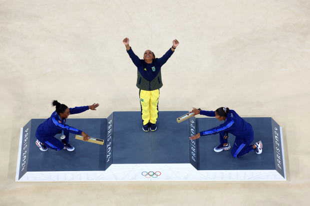  Jordan Chiles, izquierda, en la ceremonia de medallas de París 2024