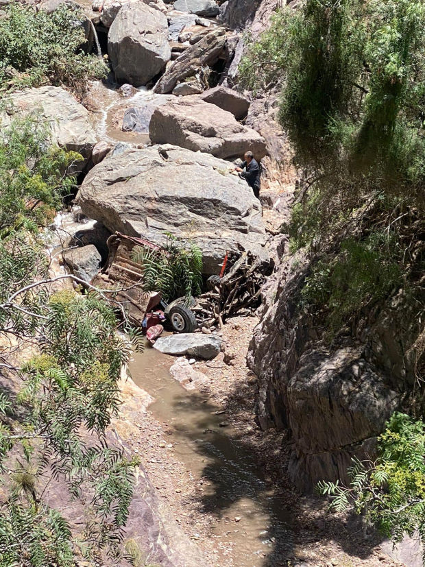 Jeep cae a barranco en Real de Catorce.