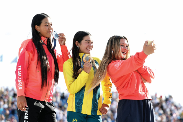 Cocona Hiraki, Arisa Trew y Sky Brown lucen con sus respectivos metales, ayer, mientras la británica que ganó el bronce, toma una selfie desde su celular con las otras dos medallistas.