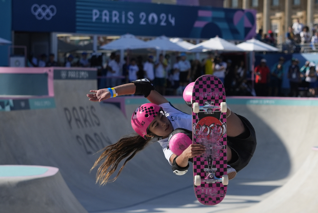 Arisa Trew, medallista de oro más joven en París, tras ganar en skateboarding