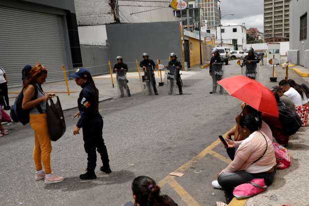 Familiares de detenidos en las protestas esperan noticias de ellos, el lunes pasado.