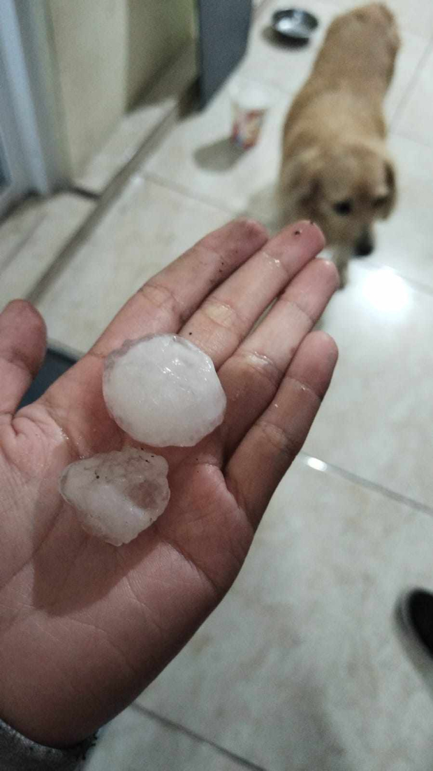 Así es como se ve el granizo en Puebla tras la tormenta de esta tarde.